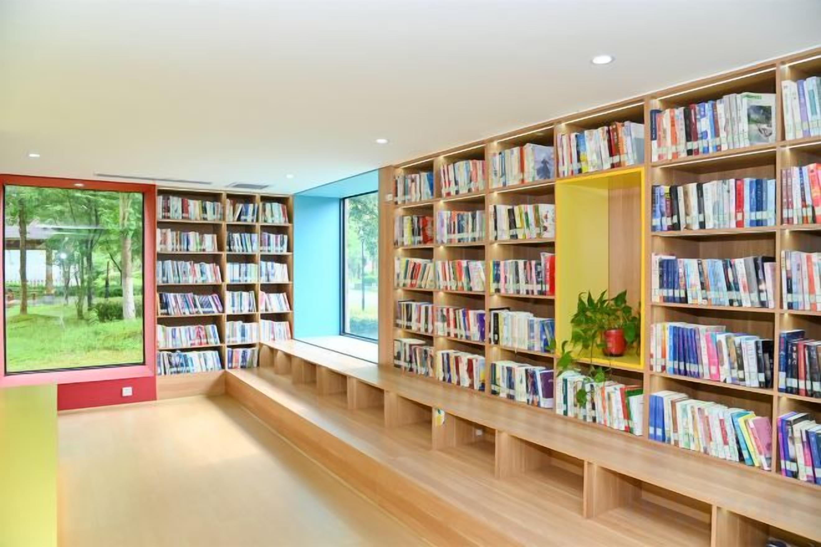 Uma biblioteca com estantes, áreas de estar e grandes janelas.