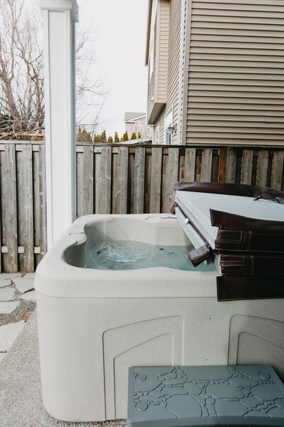 Spacious 3 BR House w/hot tub in SE Portland, Sleeps 8, near popular attractions