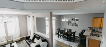 Spacious 3 BR House w/hot tub in SE Portland, Sleeps 8, near popular attractions