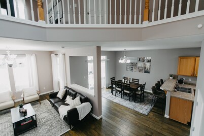 Spacious 3 BR House w/hot tub in SE Portland, Sleeps 8, near popular attractions