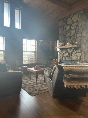 Beautiful Rustic Cabin at Enid Lake, near Grenada Lake, Sardis Lake & Ole Miss