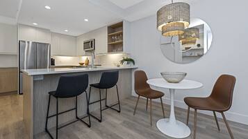 Four, tables Ă manger