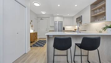 Four, tables Ă manger