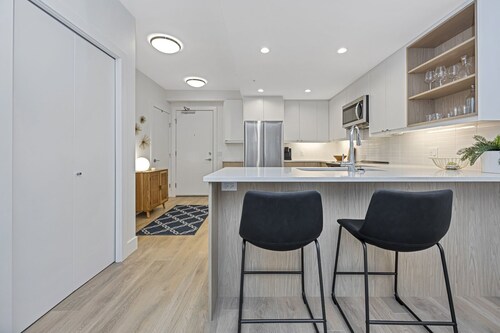 Newer Sidney Condo - 2 Blocks to the Ocean