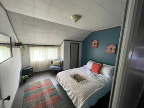 3 bedrooms, desk, WiFi, bed sheets