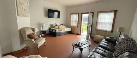 3 bedrooms, desk, WiFi, bed sheets