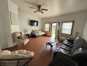 3 bedrooms, desk, WiFi, bed sheets