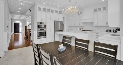 Luxurious Family House Near Lake Ontario