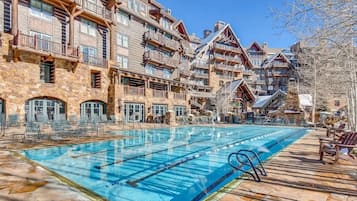 Una piscina techada, una piscina al aire libre