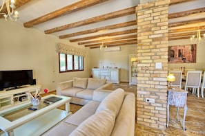 TV, fireplace, DVD player, stereo