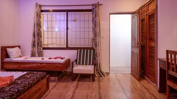 1 Schlafzimmer, Schreibtisch, WLAN, Bettwäsche