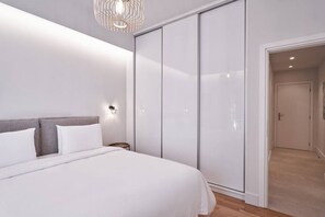 3 bedrooms, desk, soundproofing, iron/ironing board