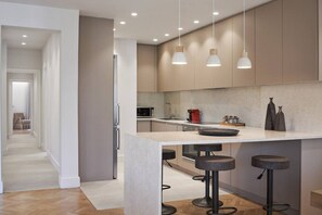 Geladeira, micro-ondas, fogão, cooktop