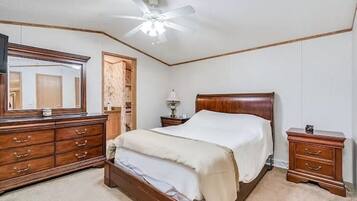 3 bedrooms, iron/ironing board, free WiFi, bed sheets