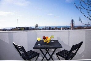 Basic-studiosuite | Pengeskab på værelset, mørklægningsgardiner, strygejern/strygebræt