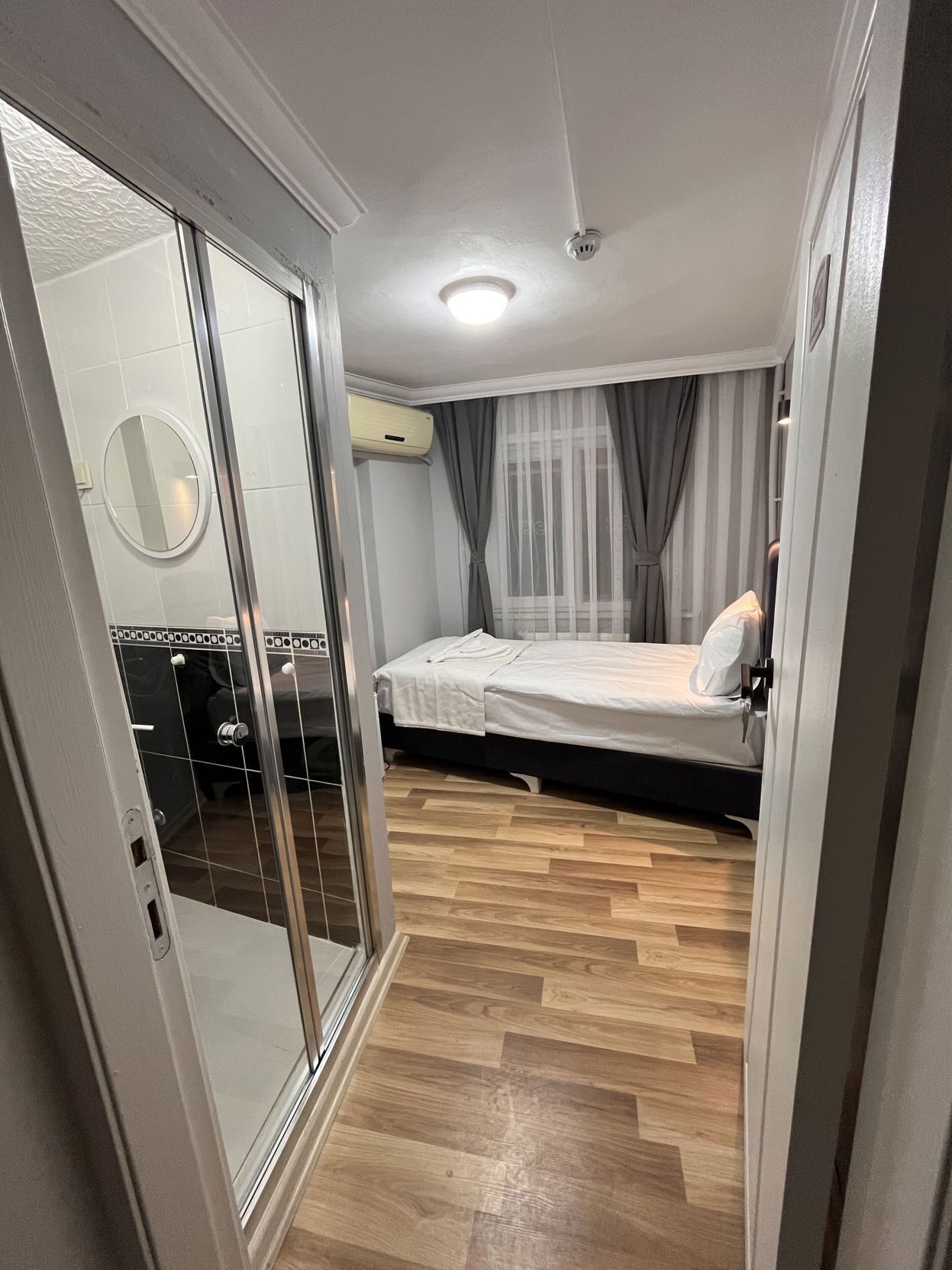 Zimmersafe, Verdunkelungsvorhänge, Bügeleisen/Bügelbrett