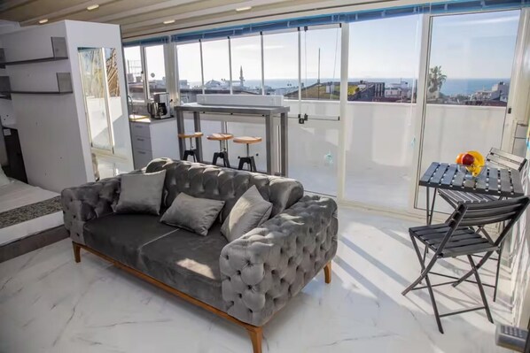 Basic-studiosuite | Pengeskab på værelset, mørklægningsgardiner, strygejern/strygebræt