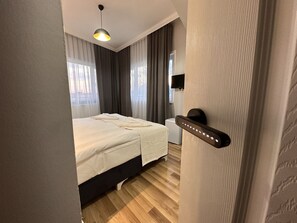 Double or Twin Room Asparagus 306 | Pengeskab på værelset, mørklægningsgardiner, strygejern/strygebræt
