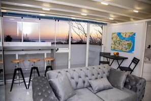 Basic-studiosuite | Pengeskab på værelset, mørklægningsgardiner, strygejern/strygebræt