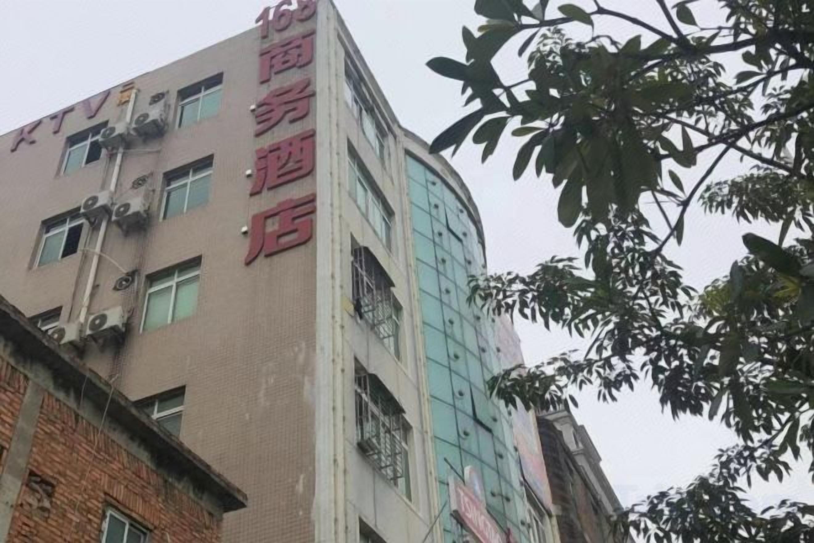 Un hôtel dont l’enseigne est verticale et qui indique qu’il s’agit d’un hôtel d’affaires.