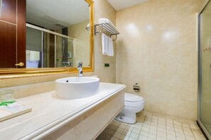 A bathroom with a white sink, a toilet, a mirror, and a towel rack. - Vienna Hotel (Dongguan Houjie Convention and Exhibition Center) (Dongguan)