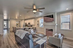 Smart TV, fireplace, books, stereo - Luxury Vacation Home under the Stars (Flagstaff)