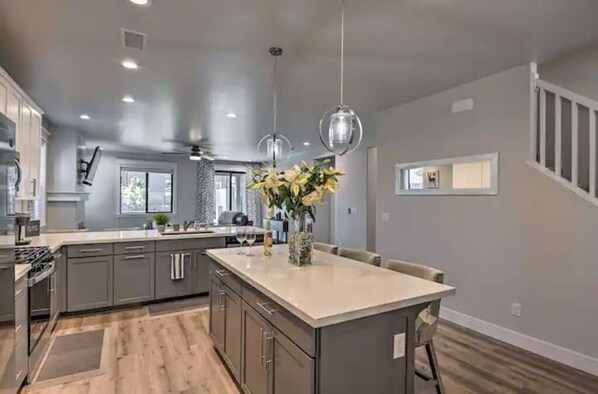 Fridge, microwave, oven, stovetop - Luxury Vacation Home under the Stars (Flagstaff)
