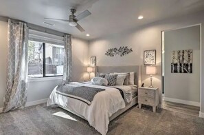 4 bedrooms, desk, iron/ironing board, free WiFi - Luxury Vacation Home under the Stars (Flagstaff)