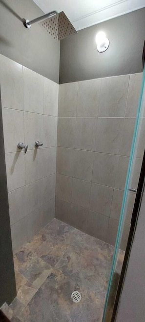 Separate tub and shower, jetted tub, rainfall showerhead, towels