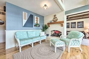 Smart TV, fireplace - Large Lake House: Expansive View (Paw Paw)