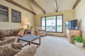 Smart TV, fireplace - Large Lake House: Expansive View (Paw Paw)