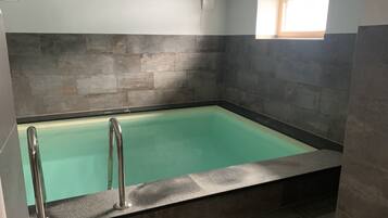 Een binnenzwembad, een verwarmd zwembad