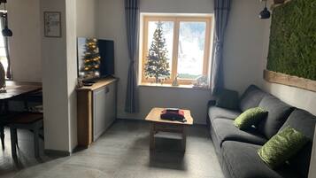 Een smart-tv, een open haard en een stereo