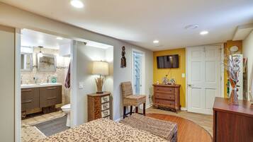 3 bedrooms, desk, iron/ironing board, internet