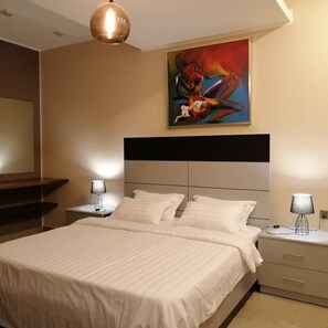 2 Schlafzimmer, Zimmersafe, Schreibtisch, Bügeleisen/Bügelbrett