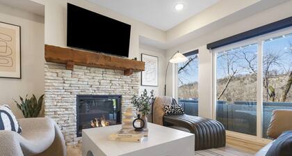 Lake Taneycomo Views & Access-Near Branson Landing-Private Hot Tub-Free Daily Tickets!
