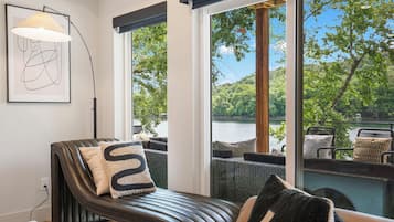 Een smart-tv, een open haard en videogames