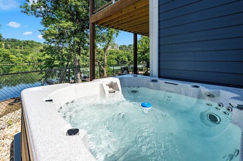 Gorgeous Lake Views & Access, Private Hot Tub, Games, Near Branson Landing!