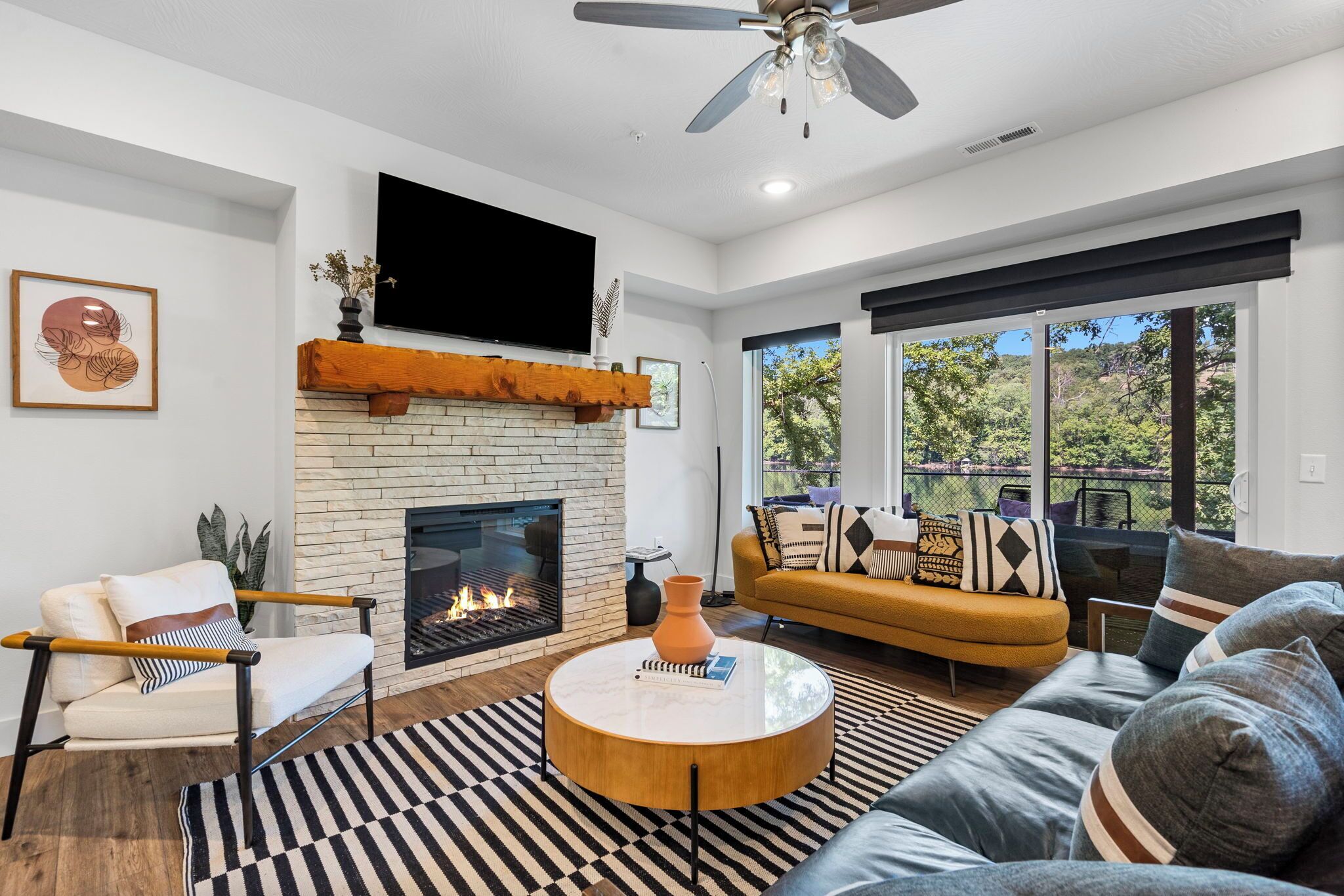 Fernseher, Kamin, Videospielkonsole