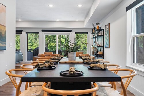 Private Hot Tub Retreat with Stunning Lake Views, Games & Near Branson Landing