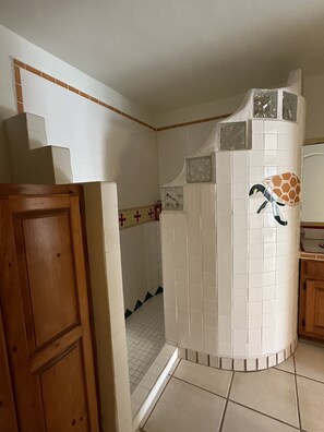 Douche, serviettes fournies, savon, shampoing