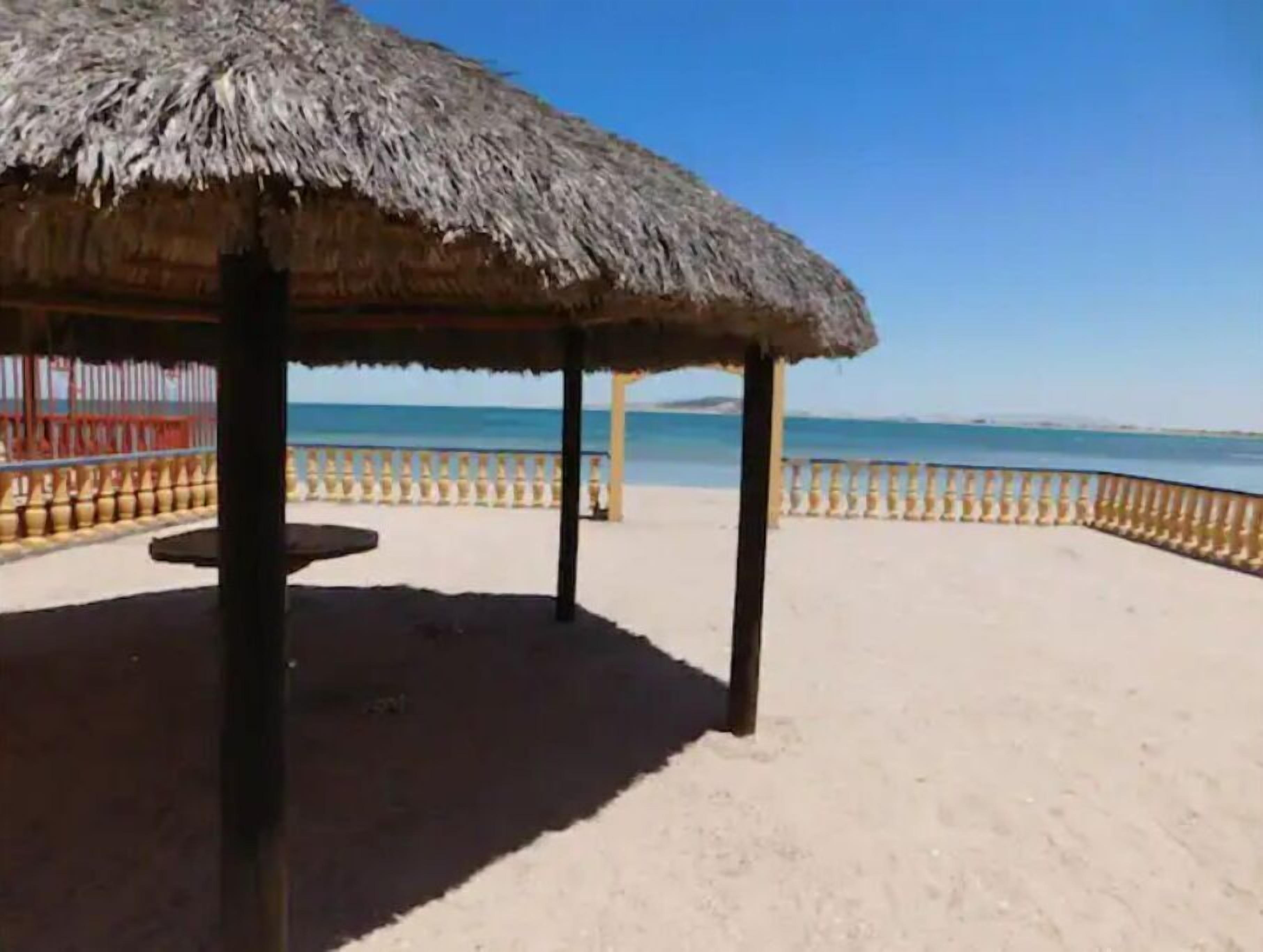 Accommodatie ligt op het strand, ligstoelen, strandlakens