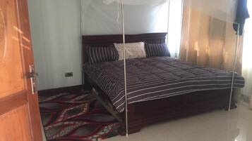 4 bedrooms, desk, WiFi, bed sheets