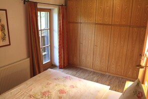 2 bedrooms, travel crib, WiFi