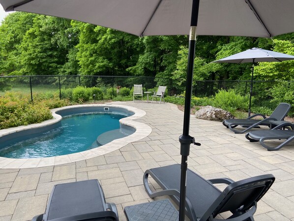 Een buitenzwembad, een verwarmd zwembad