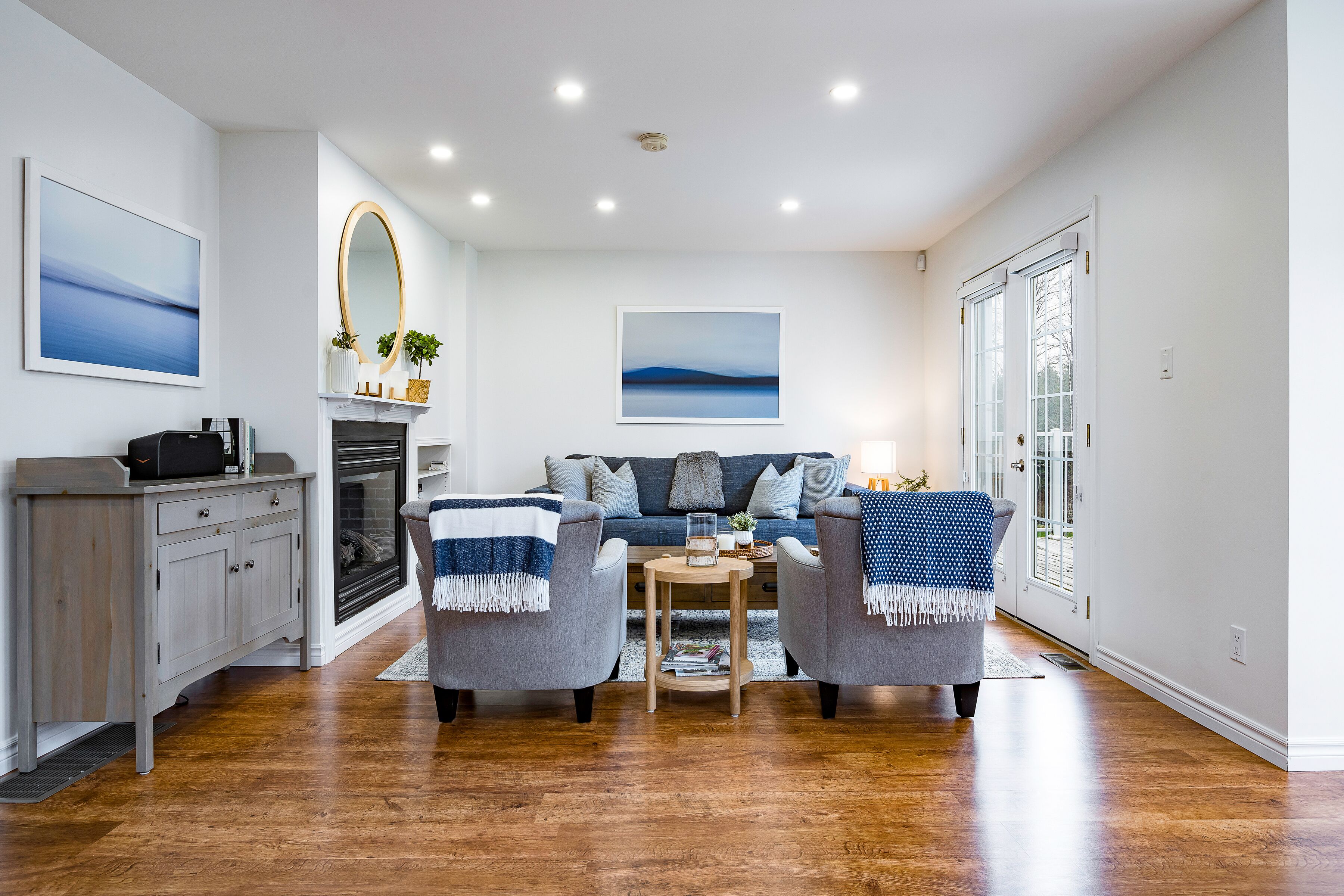 Smart TV, fireplace, books, stereo