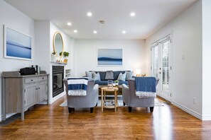 Smart TV, fireplace, books, stereo