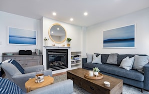 Smart TV, fireplace, books, stereo
