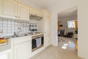 Fridge, microwave, stovetop, dishwasher