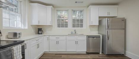 冷蔵庫、電子レンジ、オーブン、コンロ